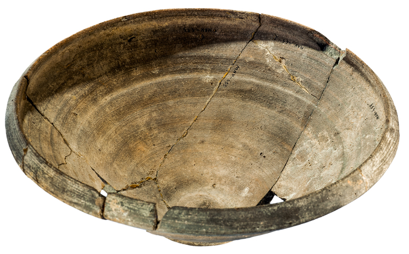 MIT.10060. Vaixella de taula: escudella de ceràmica grisa de la costa catalana. Bol per a les escudelles i potatges típics de la dieta ibèrica (175-50 aC). Can Caseta.